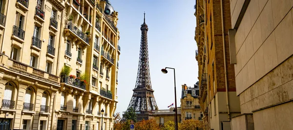 Paris yerleşim bölgesinden Eyfel Kulesi 'nin muhteşem manzarası Paris' te seyahat fotoğrafçılığı