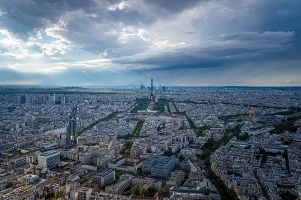 Αεροφωτογραφία Πάνω Από Παρίσι Κάτω Από Ένα Δραματικό Ουρανό Ταξιδιωτική — Φωτογραφία Αρχείου
