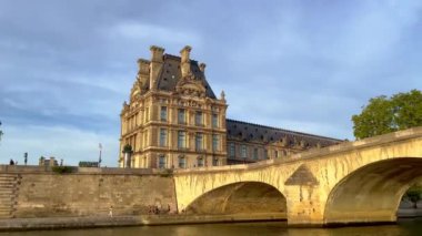 Paris 'in ünlü Louvre Bölgesi - PARIS, FRANCE - Eylül 05, 2023