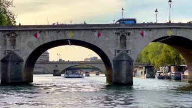 Paris 'teki Seine Nehri üzerindeki antik köprüler - PARIS, FRANCE - 4 Eylül 2023