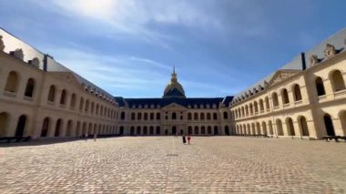 Paris 'teki Invalides Quarter Askeri Müzesi - PARIS, FRANCE - Eylül 05, 2023