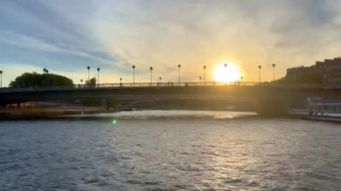 Paris 'teki Seine Nehri üzerinde Günbatımı Gezisi - PARIS, FRANCE - Eylül 05, 2023