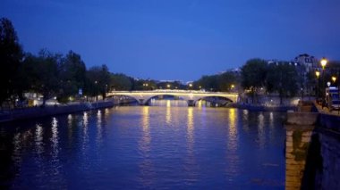 Paris 'teki Seine Nehri üzerinde gece görüşü - PARIS, FRANCE - 4 Eylül 2023
