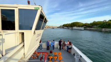 Paris, Seine nehri üzerinde tekne gezisi - PARIS, FRANCE - Eylül 05, 2023