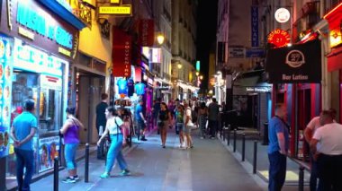 Gece Paris 'te renkli Latin Mahallesi PARIS, FRANCE 4 Eylül 2023