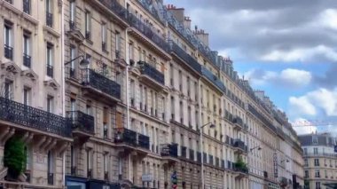 Paris 'te lüks malikaneleri olan tipik sokak manzarası - PARIS, FRANCE - Eylül 05, 2023