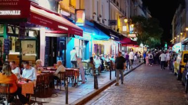 Gece Paris 'te renkli Latin Mahallesi PARIS, FRANCE 4 Eylül 2023