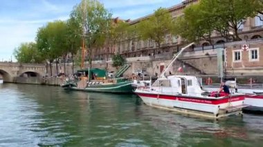 Paris 'teki Güzel Nehir Seine - PARIS, FRANCE - Eylül 05, 2023