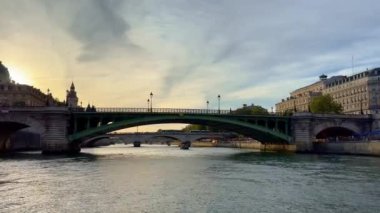 Paris 'teki Güzel Seine Nehri - PARIS, FRANCE - Eylül 05, 2023