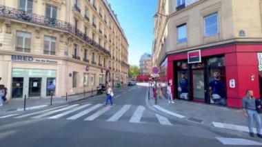 Paris şehrindeki tipik sokak ve malikaneler - PARIS, FRANCE - 05 Eylül 2023