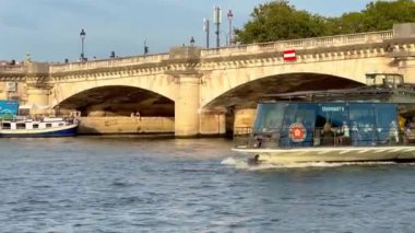 Paris, Seine nehri üzerinde tekne gezisi - PARIS, FRANCE - Eylül 05, 2023