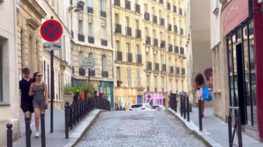 Paris 'te lüks malikaneleri olan tipik sokak manzarası - PARIS, FRANCE - Eylül 05, 2023