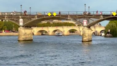 Paris 'teki Seine Nehri üzerindeki sanat köprüsü - PARIS, FRANCE - Eylül 05, 2023