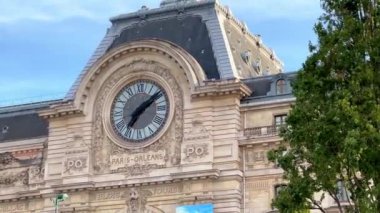 Paris 'in eski tren istasyonu Paris' teki ünlü Orsay Müzesi - PARIS, FRANCE - 05 Eylül 2023