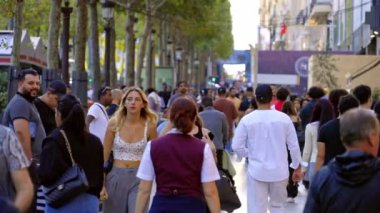 Paris 'teki Champs Elysee Bulvarı' nda yürüyen insanların ağır çekimde - PARIS, FRANCE - 4 Eylül 2023