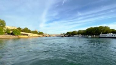 Paris 'teki Güzel Nehir Seine - PARIS, FRANCE - Eylül 05, 2023