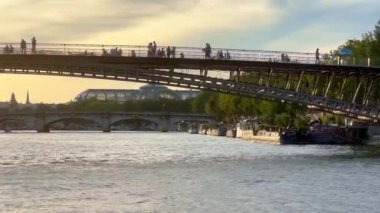 Paris 'teki Seine Nehri üzerindeki yaya köprüsü - PARIS, FRANCE - 05 Eylül 2023