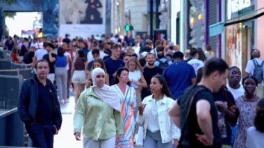 Paris 'te Champs Elysee Bulvarı' nda yürüyen kalabalık PARIS, FRANCE - 4 Eylül 2023