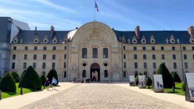 Paris 'teki Invalides Quarter Askeri Müzesi - PARIS, FRANCE - Eylül 05, 2023