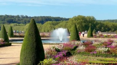 Paris 'teki Versailles Şatosu' ndaki güzel bahçeler PARIS, FRANCE 05 Eylül 2023