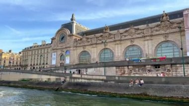 Paris 'in eski tren istasyonu Paris' teki ünlü Orsay Müzesi - PARIS, FRANCE - 05 Eylül 2023