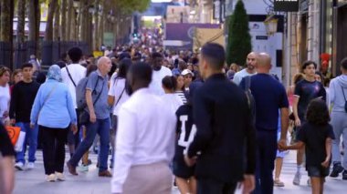 Paris 'teki Champs Elysee Bulvarı' nda yürüyen insanların ağır çekimde - PARIS, FRANCE - 4 Eylül 2023