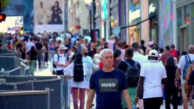 Paris 'teki Champs Elysee Bulvarı kalabalık bir yerdir - yavaş çekim - PARIS, FRANCE - 4 Eylül 2023