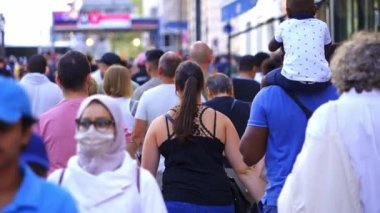 Paris 'teki Champs Elysee Bulvarı kalabalık bir yerdir - yavaş çekim - PARIS, FRANCE - 4 Eylül 2023