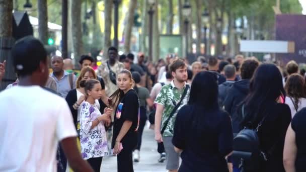 Paris Teki Champs Elysee Bulvarı Nda Yürüyen Insanların Ağır Çekimde — Stok video
