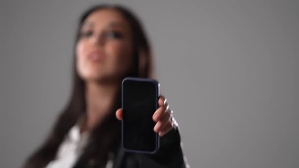 Молодая Женщина Показывает Мобильном Телефоне Студийная Фотография — стоковое видео