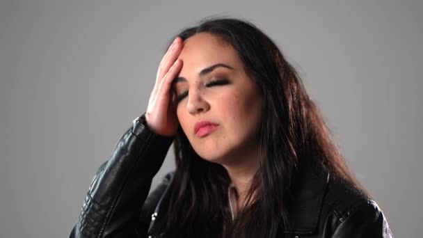 Junge Frau Hat Probleme Oder Leidet Unter Kopfschmerzen Studiofotografie — Stockvideo