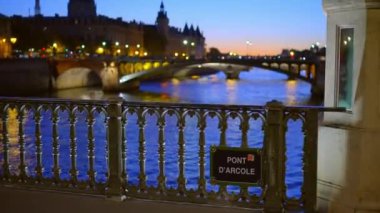 PARIS, FRANCE - 4 EYLÜL 2023 Paris Köprüleri üzerinde akşam manzarası