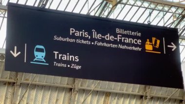 Paris 'teki ünlü Doğu Tren İstasyonu Gare de L Est - PARIS, FRANCE - 05 Eylül 2023