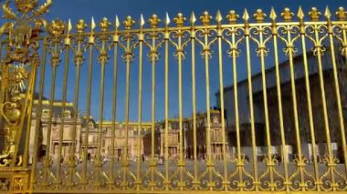Paris 'teki Versailles Kalesi' nin altın kapıları PARIS, FRANCE - 05 Eylül 2023
