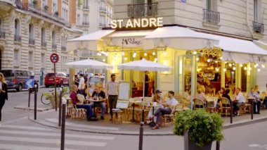 Paris Saint Germain 'deki küçük sokak kafeleri ve restoranlar - PARIS, FRANCE - 4 Eylül 2023