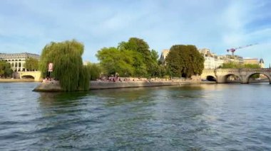 Paris 'teki Güzel Nehir Seine - PARIS, FRANCE - Eylül 05, 2023