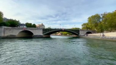 Paris 'teki Güzel Nehir Seine - PARIS, FRANCE - Eylül 05, 2023