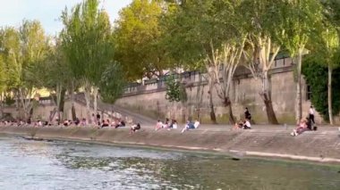 Paris 'teki Seine Nehri' nin popüler bankaları - PARIS, FRANCE - Eylül 05, 2023