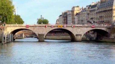 Paris 'teki Seine Nehri - PARIS, FRANCE - Eylül 05, 2023