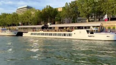 Paris, Seine nehri üzerinde tekne gezisi - PARIS, FRANCE - Eylül 05, 2023