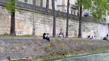 Paris 'teki River Seine' deki popüler bankalar - PARIS, FRANCE - Eylül 05, 2023
