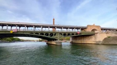 Bir Harkeim Köprüsü Paris 'teki Seine Nehri üzerinde - PARIS, FRANCE - Eylül 05, 2023