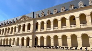 Paris 'teki Invalides Quarter Askeri Müzesi - PARIS, FRANCE - Eylül 05, 2023