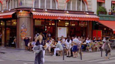 Paris Saint Germain 'deki küçük sokak kafeleri ve restoranlar - PARIS, FRANCE - 4 Eylül 2023