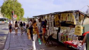 Paris 'teki Seine nehrinin kıyısındaki küçük satış kabinleri PARIS, FRANCE - Eylül 04, 2023