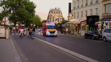 Paris 'te acil bir durumda ambulans arabası - PARIS, FRANCE - 4 Eylül 2023