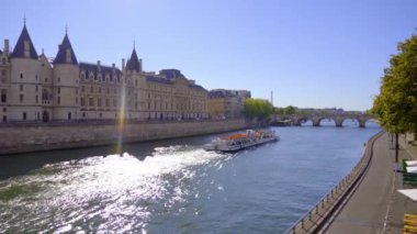 Paris 'teki Pont Neuf üzerinde manzaralı Seine Nehri - PARIS, FRANCE - Eylül 04, 2023