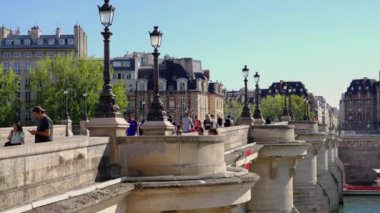Paris 'teki ünlü köprü Pont Neuf - PARIS, FRANCE - Eylül 04, 2023