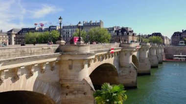 Paris 'teki ünlü köprü Pont Neuf - PARIS, FRANCE - Eylül 04, 2023