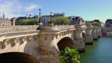 Paris 'teki ünlü köprü Pont Neuf - PARIS, FRANCE - Eylül 04, 2023